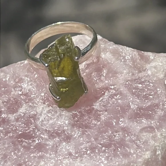 NATURAL PERIDOT 925 STERLING SILVER RING, SIZE 6 - Picture 5 of 7